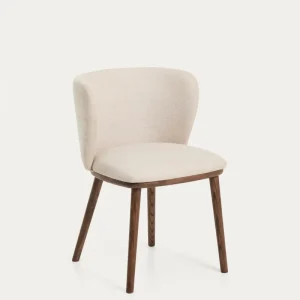 Stuhl Ciselia in beiger Chenille mit Beinen aus massivem Eschenholz mit walnussholzfarbenem Finish, FSC Mix Credit Stuhl Ciselia in beiger Chenille mit Beinen aus massivem Eschenholz mit walnussholzfarbenem Finish, FSC Mix Credit