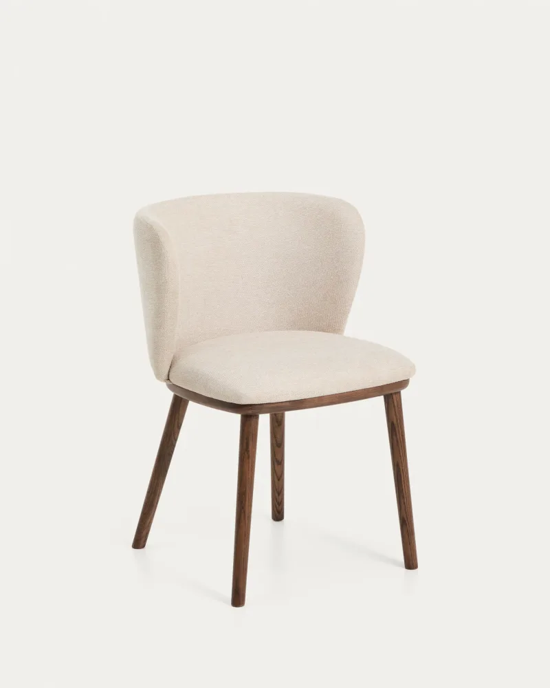 Stuhl Ciselia in beiger Chenille mit Beinen aus massivem Eschenholz mit walnussholzfarbenem Finish, FSC Mix Credit