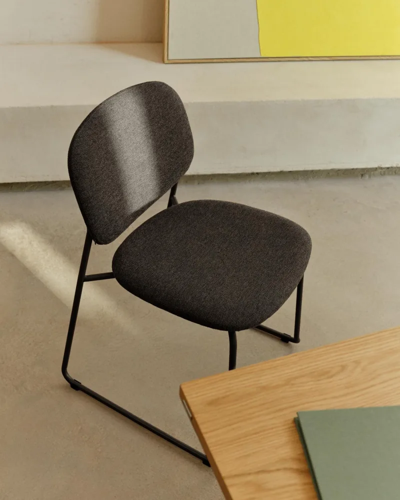 Stapelbarer Stuhl Meli mit grauer Chenille und grauen Metallbeinen FSC Mix Credit – Image 2