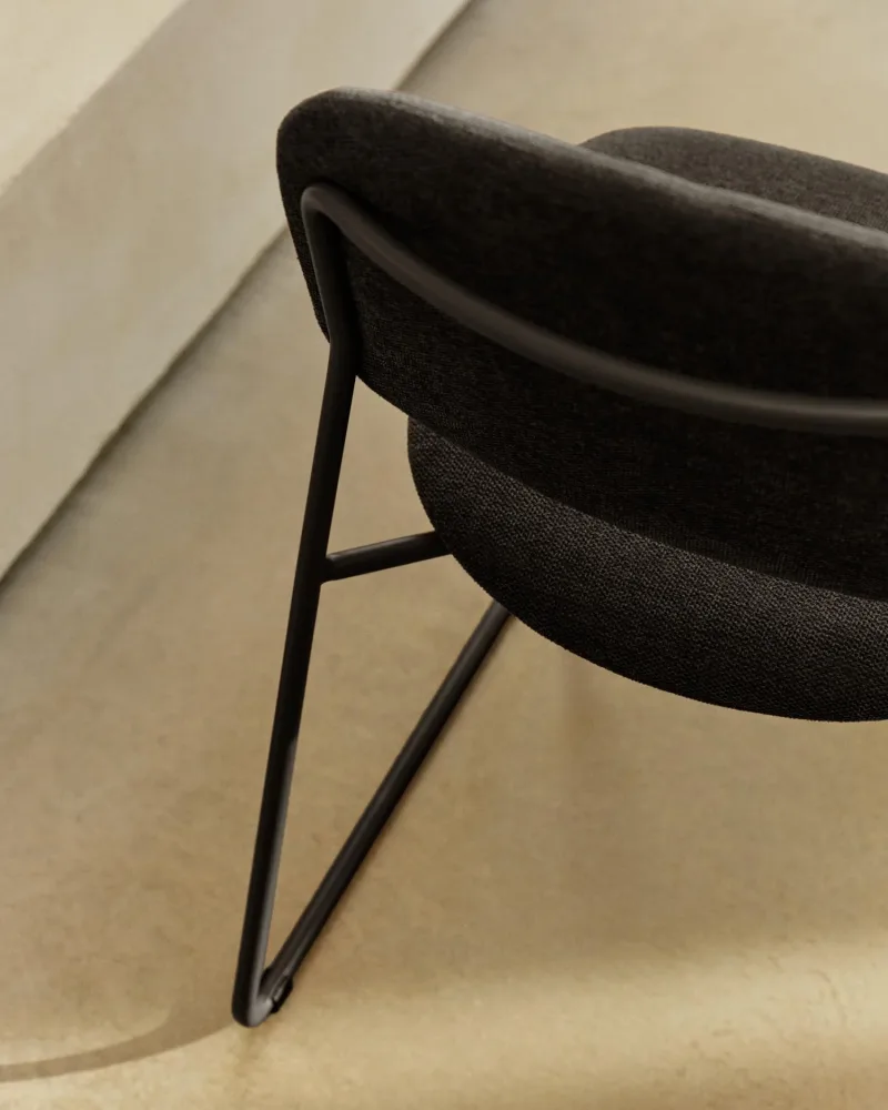 Stapelbarer Stuhl Meli mit grauer Chenille und grauen Metallbeinen FSC Mix Credit – Image 3