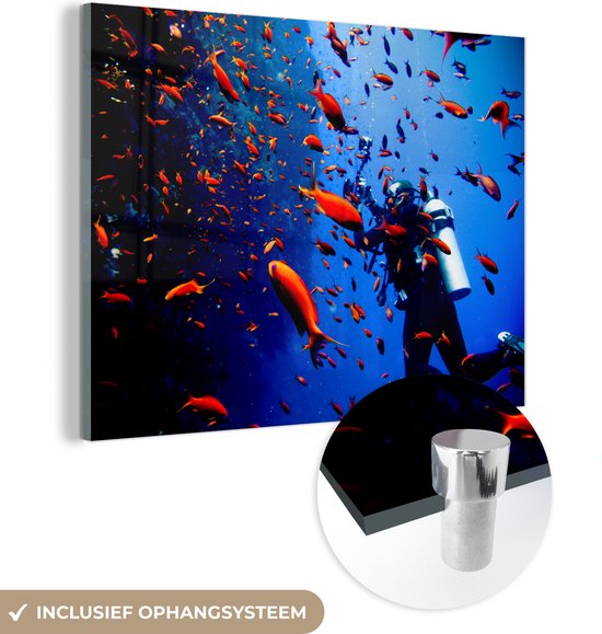 MuchoWow® Peinture sur verre 120x90 cm - Peinture sur verre acrylique - Un homme plonge avec un banc de poissons rouges - Photo sur verre - Peintures