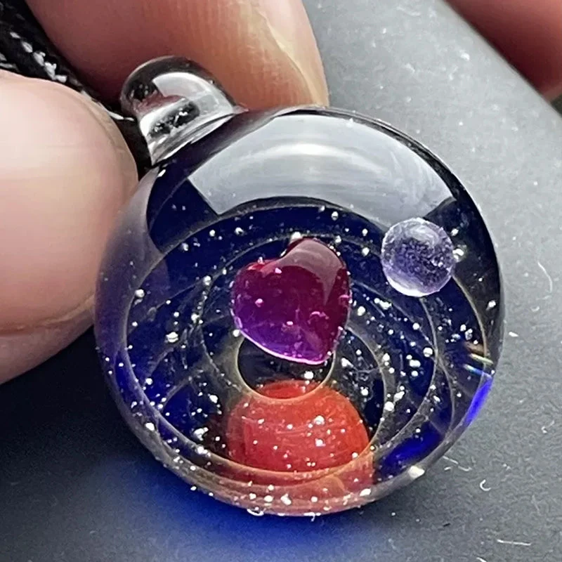 Collier Pendentif Cosmique en Perles de Verre Étoilées – Image 3