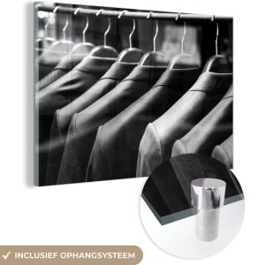 MuchoWow® Glass Painting – Costumes dans un magasin de vêtements – noir et blanc – 180×120 cm – Peintures sur Verre Acrylique – Photo sur Glas MuchoWow® Glass Painting – Costumes dans un magasin de vêtements – noir et blanc – 180×120 cm – Peintures sur Verre Acrylique – Photo sur Glas