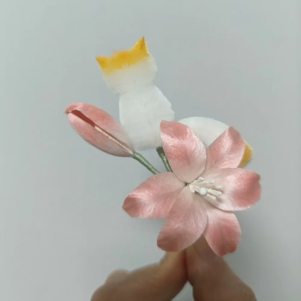 Handmade Ronghua Cat & Lily Brooch | Pink-White Mulberry Silk Velvet Kitten Flower Pin – Image 3