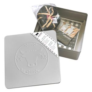 STEINLIN Weissblechdose Apèro-Box Alpaufzug gefüllt 19.5×19.5×7 cm STEINLIN Weissblechdose Apèro-Box Alpaufzug gefüllt 19.5×19.5×7 cm