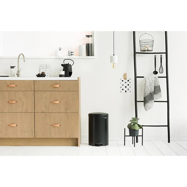 Poubelle ronde à pédale NewIcon 20 L noir Brabantia – Image 2