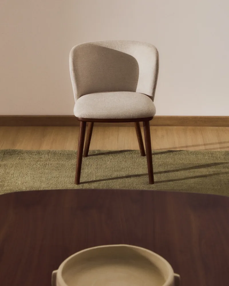 Stuhl Ciselia in beiger Chenille mit Beinen aus massivem Eschenholz mit walnussholzfarbenem Finish, FSC Mix Credit – Image 2