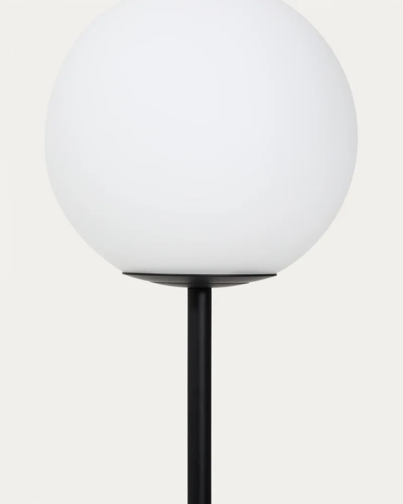 Stehlampe Brisia aus Metall mit schwarzem Finish und einer Glaskugel Ø20 cm – Image 3