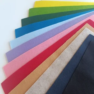 Feuille de feutrine – 23 x 30 cm – (14 couleurs) Feuille de feutrine – 23 x 30 cm – (14 couleurs)