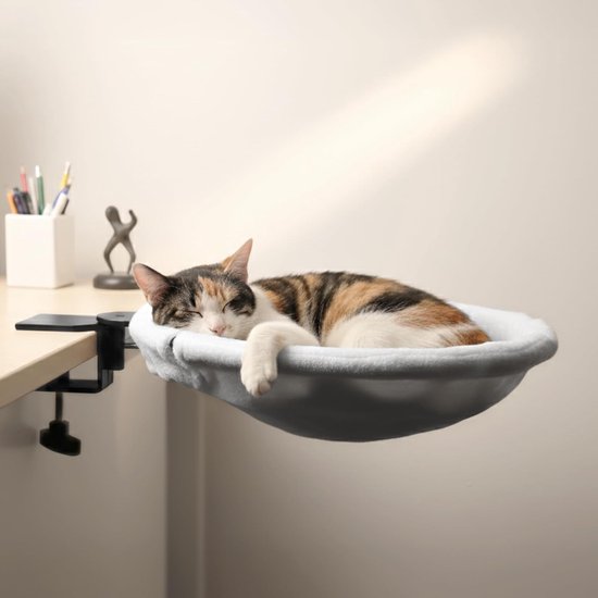 Lit pour chat réglable - capacité de charge jusqu'à 22,5 kg - cadre métallique solide avec pinces de sécurité - tapis en peluche amovible - convient aux chats d'intérieur - parfait pour la maison ou comme table de jeu - blanc