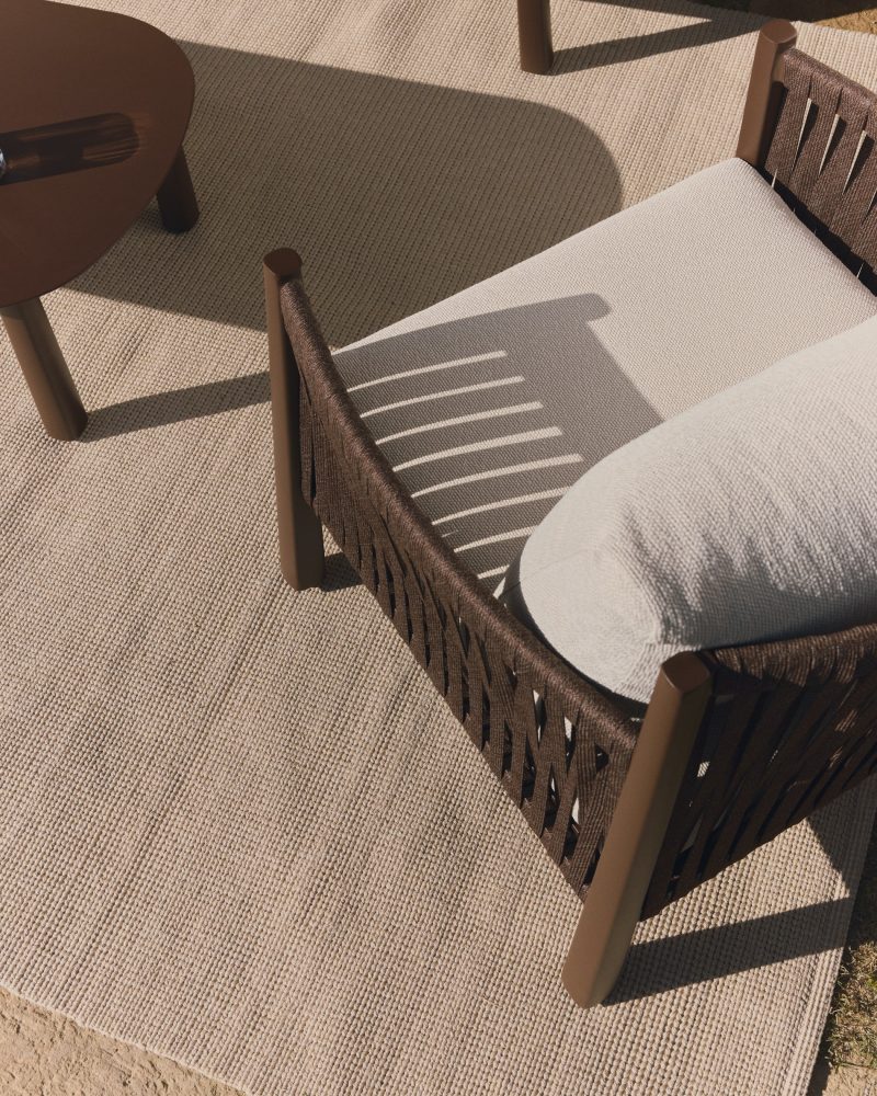 Set Aleria, bestehend aus einem 3-Sitzer-Sofa, zwei Sesseln sowie einem Couchtisch aus Aluminium und braunem Synthetikseil – Image 3