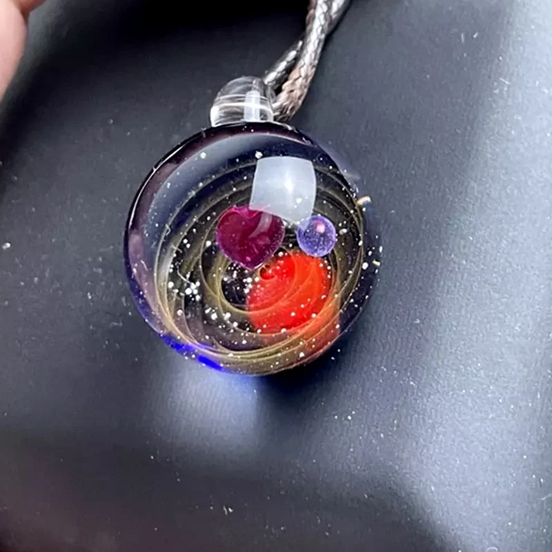 Collier Pendentif Cosmique en Perles de Verre Étoilées – Image 2