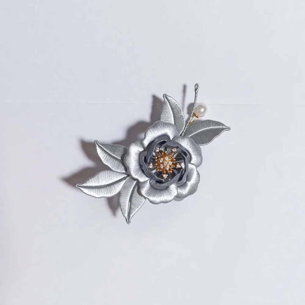 Handmade Chanhua Ink Camellia Brooch - Silver Grey with Gold Center – Image 2