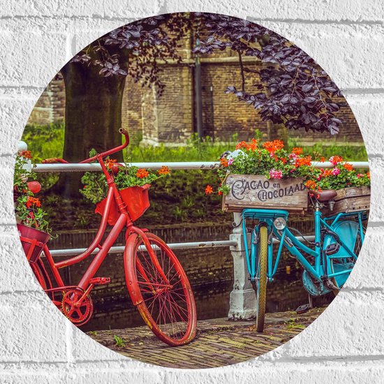 Muursticker Cercle - Vélo rouge et bleu avec Fleurs sur une clôture blanche devant le canal - 40x40 cm Photo sur Muursticker