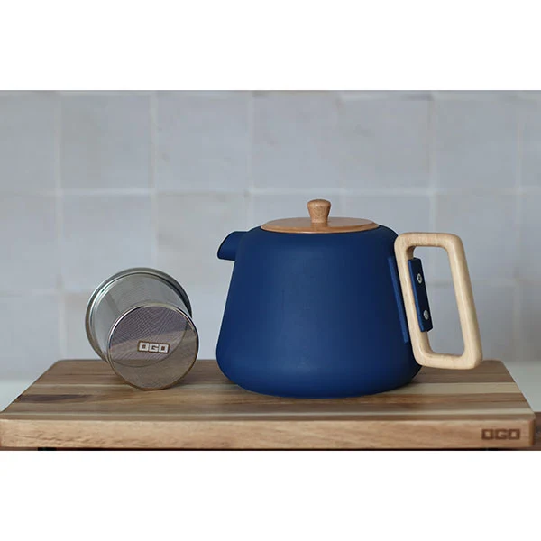 Théière Viggo en fonte et bois d'hévéa 1 L bleu Ogo – Image 3