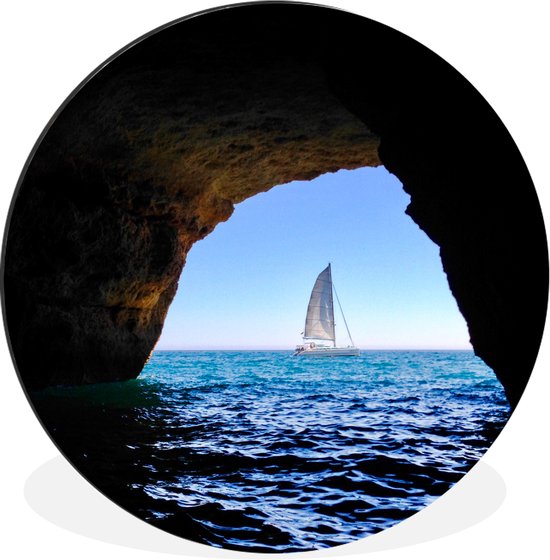 Mer bleue avec un voilier solitaire à travers la grotte marine portugaise de Benagil Cercle mural aluminium ⌀ 60 cm - impression photo sur cercle mural / cercle vivant / cercle de jardin (décoration murale)