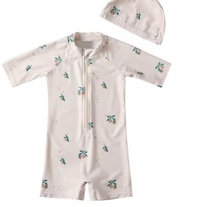 Il Bambini – Maillot de bain UV – Maillot de bain avec bonnet – UPF50+ – Beige clair imprimé pêche – Taille 104/110 Il Bambini – Maillot de bain UV – Maillot de bain avec bonnet – UPF50+ – Beige clair imprimé pêche – Taille 104/110