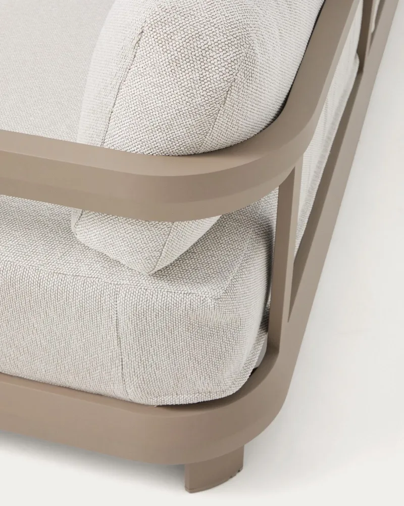 Set Nerano mit 5-Sitzer-Ecksofa, Sessel und Couchtisch aus gehärtetem Glas und Aluminium in Taupe – Image 3