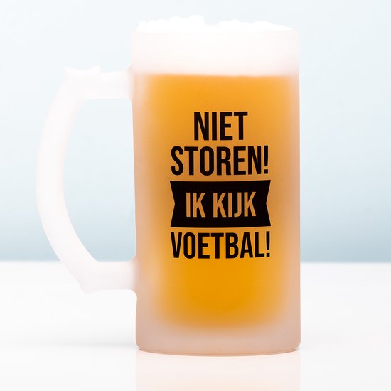 Ne vous maquillez pas, ne dérangez pas, je regarde la tasse de bière de Voetbal