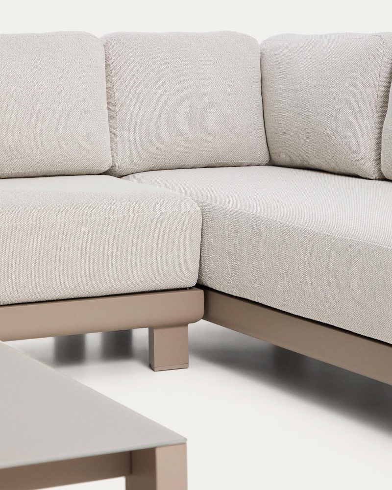 Set Nerano mit 5-Sitzer-Ecksofa, Sessel und Couchtisch aus gehärtetem Glas und Aluminium in Taupe – Image 2