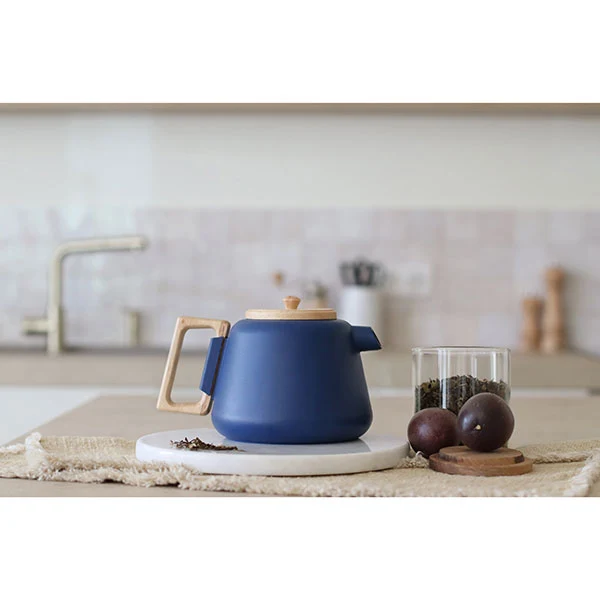 Théière Viggo en fonte et bois d'hévéa 1 L bleu Ogo – Image 2