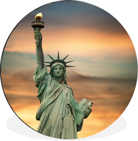 La Statue de la Liberté devant un ciel d'or Cercle mural aluminium - ⌀ 60 cm - peinture ronde - tirage photo sur aluminium / dibond / cercle mural / cercle vivant / cercle jardin (décoration murale)