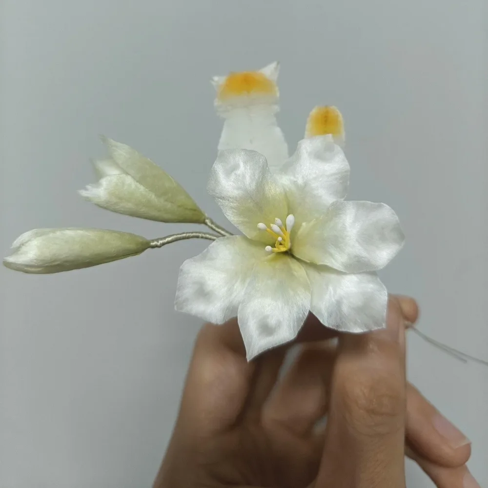 Handmade Ronghua Cat & Lily Brooch | Pink-White Mulberry Silk Velvet Kitten Flower Pin – Image 2