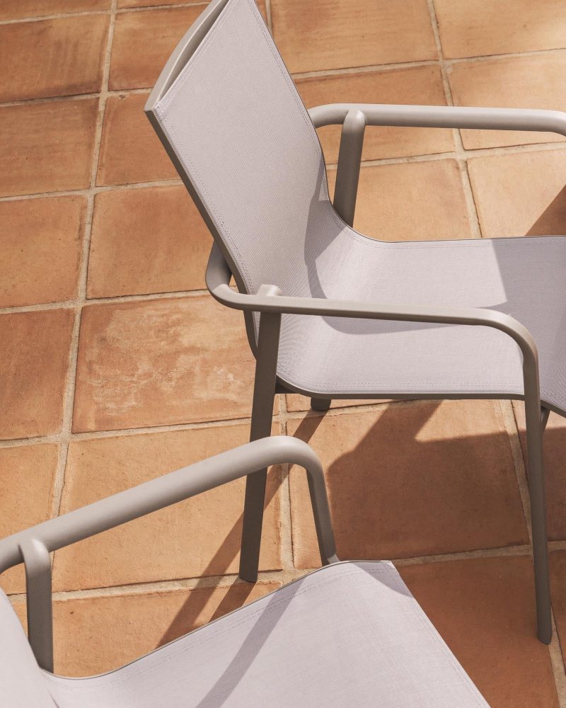 Stapelbarer Outdoor-Stuhl Canea aus beigem Texteline und Aluminium in Taupe – Image 3