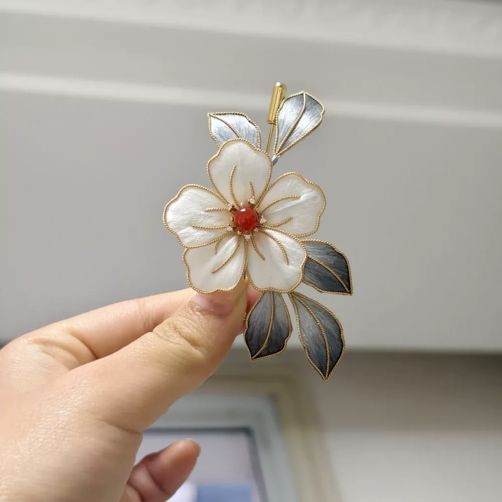 Handmade Ronghua White Flower Brooch - Luxury Silk Floral Pin & Versatile Accessory – Image 2