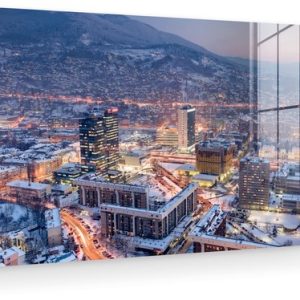 MuchoWow® Peinture sur verre 120×60 cm – Peinture sur verre acrylique – Scène de rue de Sarajevo et montagne enneigée en Bosnie-Herzégovine – Photo sur verre – Peintures