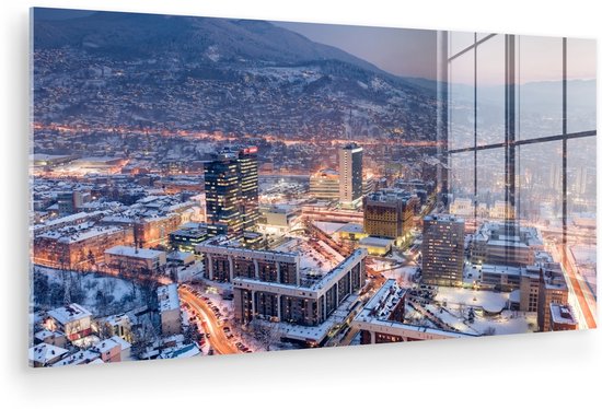 MuchoWow® Peinture sur verre 120x60 cm - Peinture sur verre acrylique - Scène de rue de Sarajevo et montagne enneigée en Bosnie-Herzégovine - Photo sur verre - Peintures