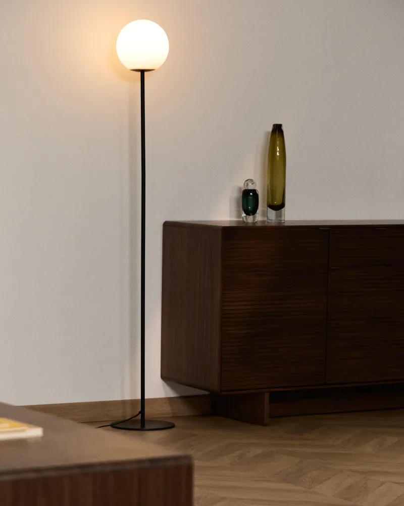 Stehlampe Brisia aus Metall mit schwarzem Finish und einer Glaskugel Ø20 cm – Image 2