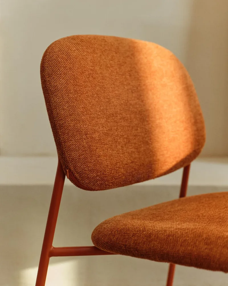 Stapelbarer Stuhl Meli mit terrakottafarbener Chenille und terrakottafarbenen Metallbeinen – Image 3