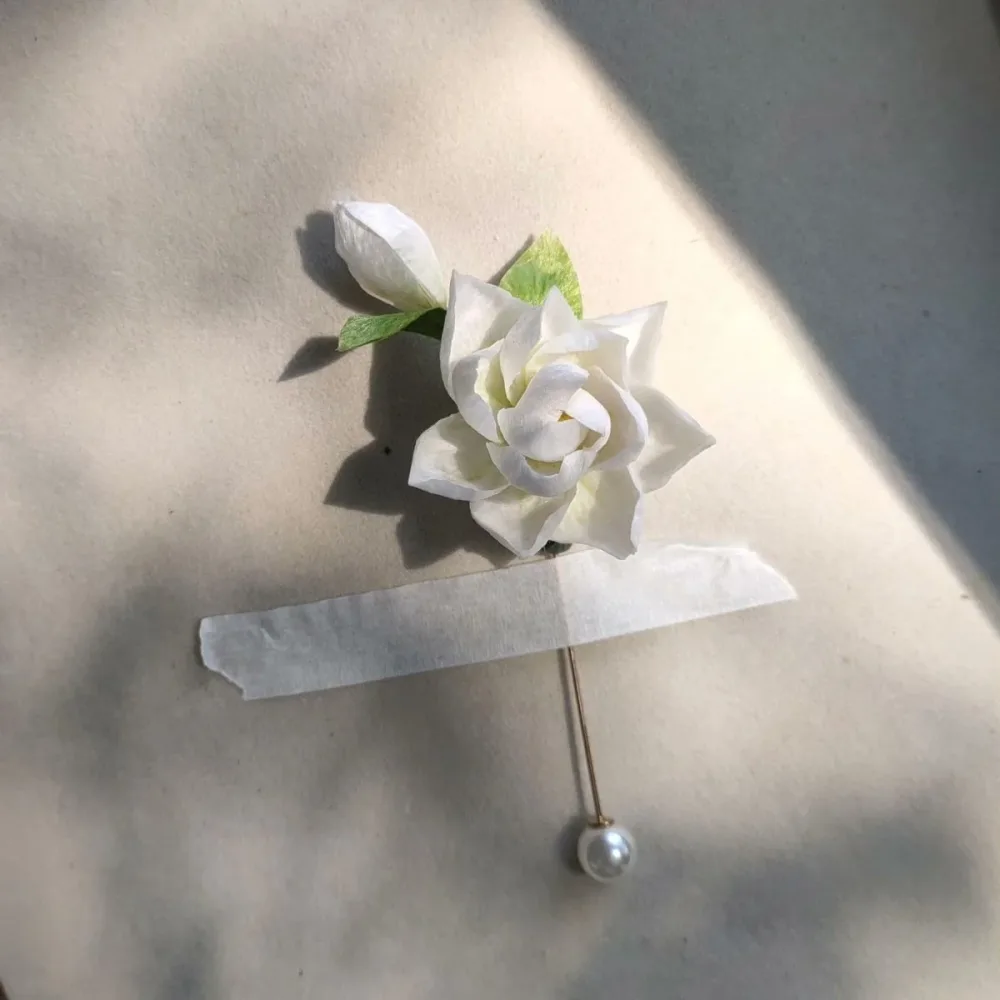 Handmade Gardenia Ronghua Brooch - Artisanal Silk Floral Pin – Image 2