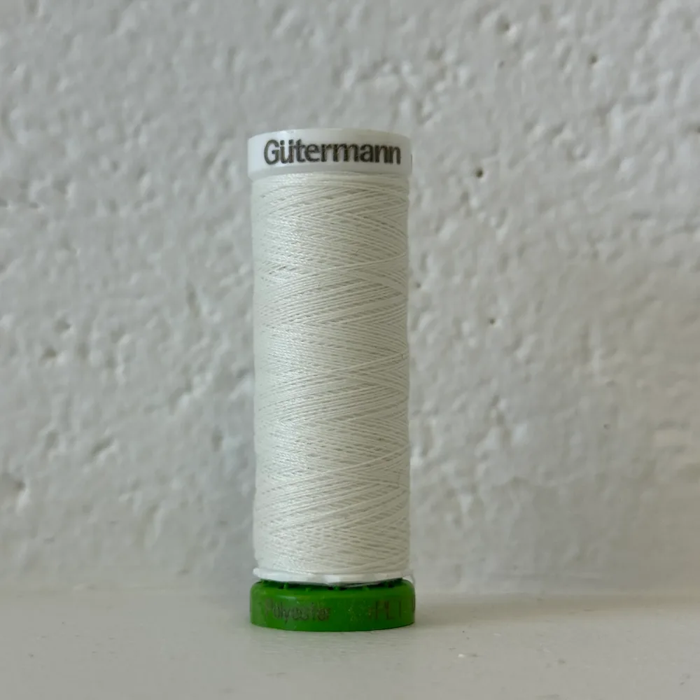 Fil de polyester recyclé / rPet – 111 Huître – GÜTERMANN Fil de polyester recyclé / rPet – 111 Huître – GÜTERMANN
