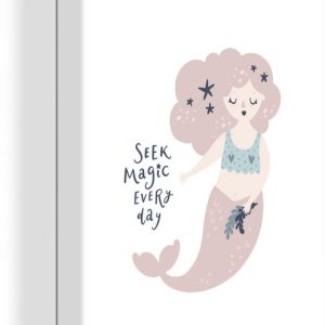Illustration pour enfants d’une sirène avec la citation Seek magic every day 60×90 cm – Tirage photo sur toile (Décoration murale salon / chambre) Illustration pour enfants d’une sirène avec la citation Seek magic every day 60×90 cm – Tirage photo sur toile (Décoration murale salon / chambre)