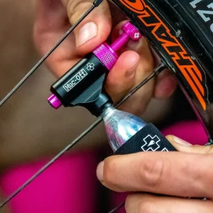 Percuteur CO2 MUC-OFF MTB + Cartouches CO2 Filetées 25g (x2) Percuteur CO2 MUC-OFF MTB + Cartouches CO2 Filetées 25g (x2)
