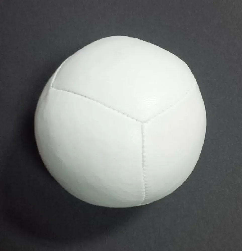 Balle de jonglerie cuir ultra coréen 6 panneaux 120g – Thomas Dietz | Blanc – Image 2