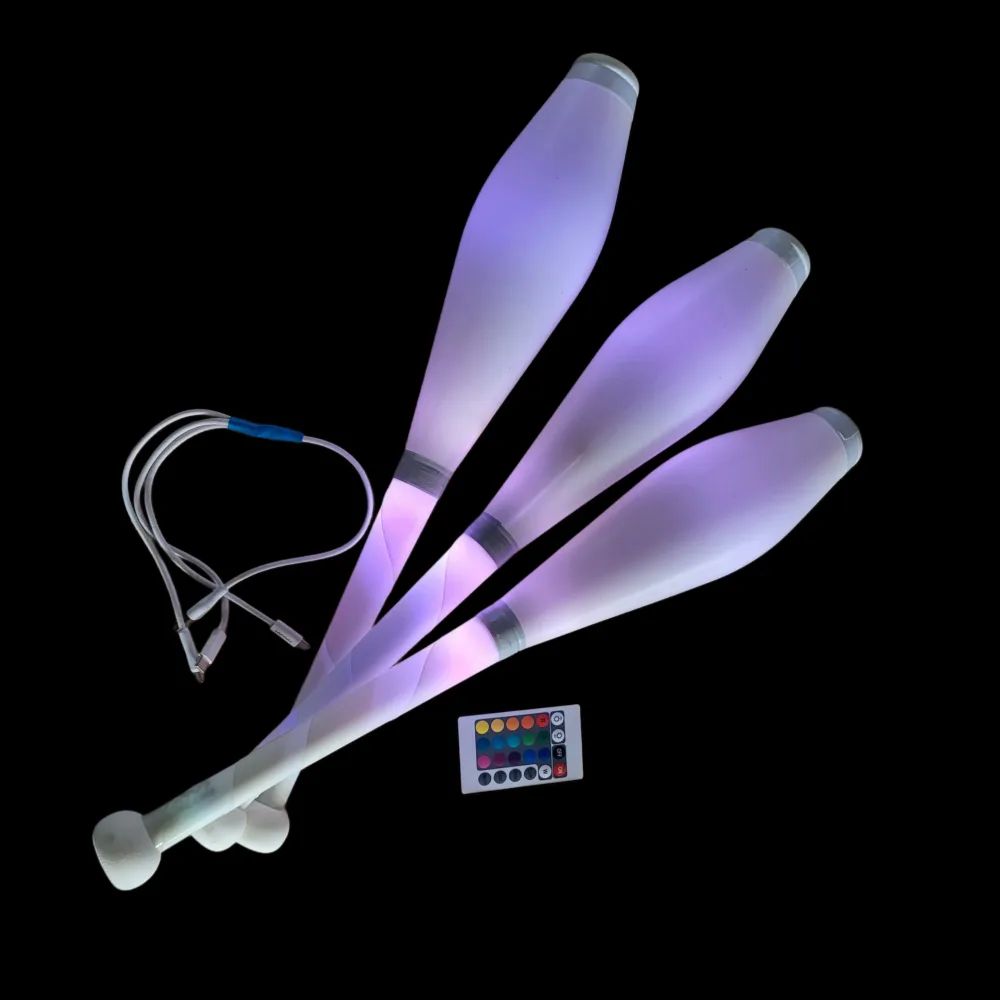 Kit de 3 Massues de Jonglage Lumineuses Kosmos Nebula 3 – Télécommande, USB-C, 16 Couleurs et Modes Arc-en-Ciel Kit de 3 Massues de Jonglage Lumineuses Kosmos Nebula 3 – Télécommande, USB-C, 16 Couleurs et Modes Arc-en-Ciel