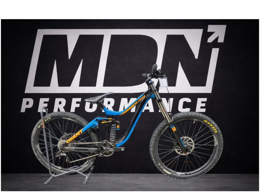 Giant Glory 2 - DH Taille S