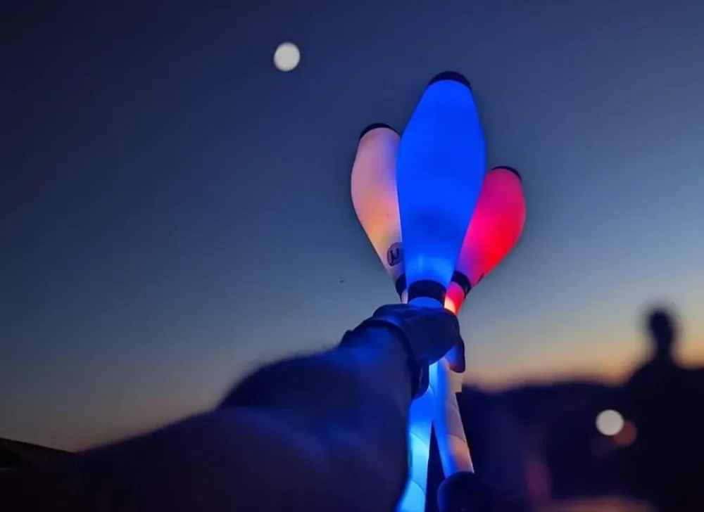 Kit de 3 Massues de Jonglage Lumineuses Kosmos Nebula 3 – Télécommande, USB-C, 16 Couleurs et Modes Arc-en-Ciel – Image 3