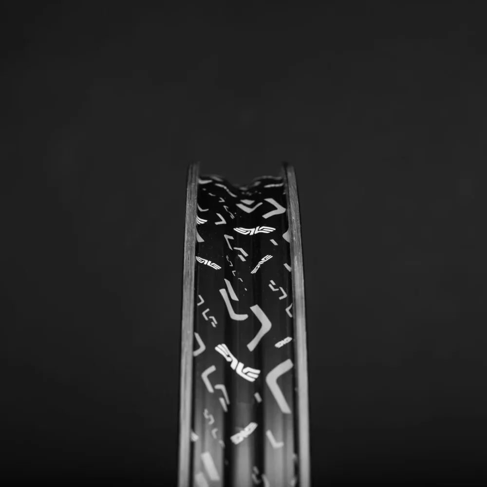 Roue Arrière ENVE G SES 4.5 PRO Tubeless Ready (Center Lock) Noir/Blanc – Image 3