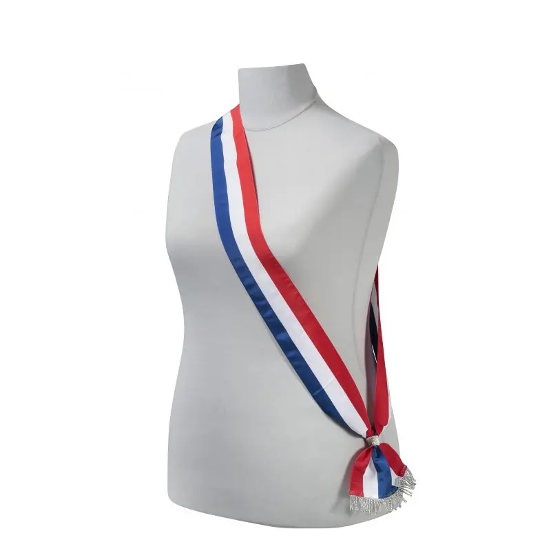 Echarpe tricolore neutre pour le jeune élu