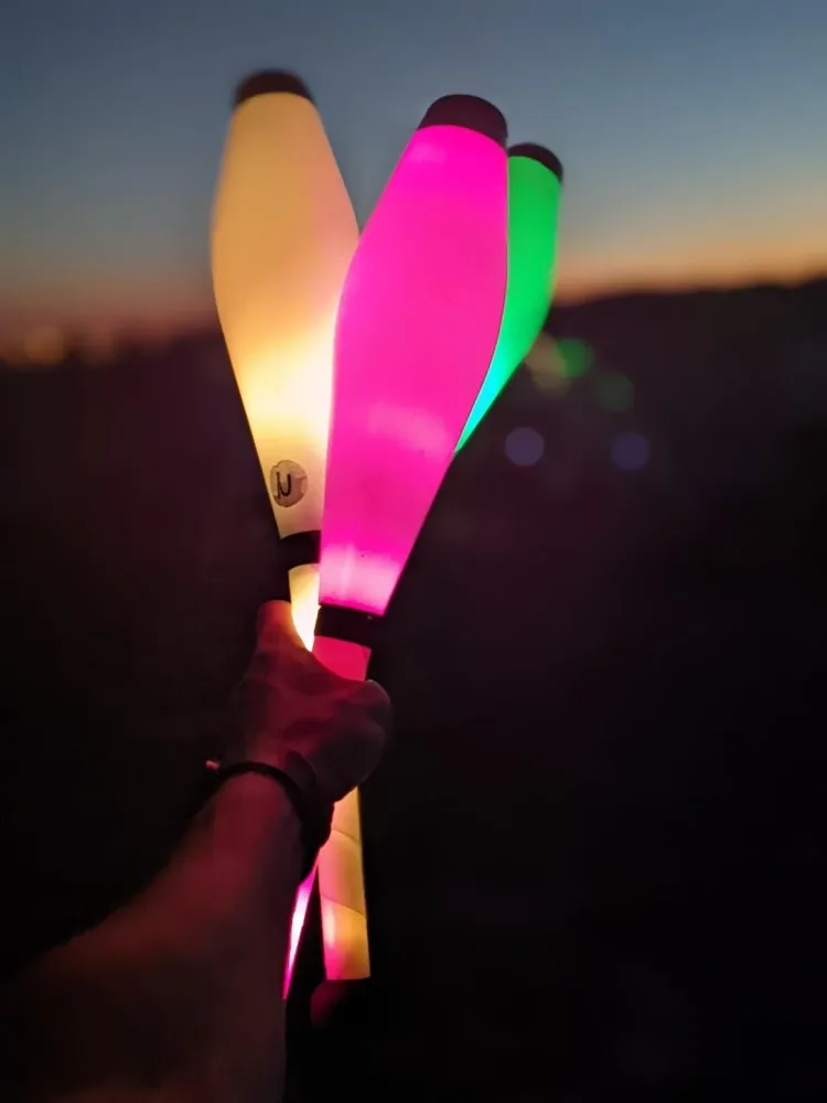Kit de 3 Massues de Jonglage Lumineuses Kosmos Nebula 3 – Télécommande, USB-C, 16 Couleurs et Modes Arc-en-Ciel – Image 2